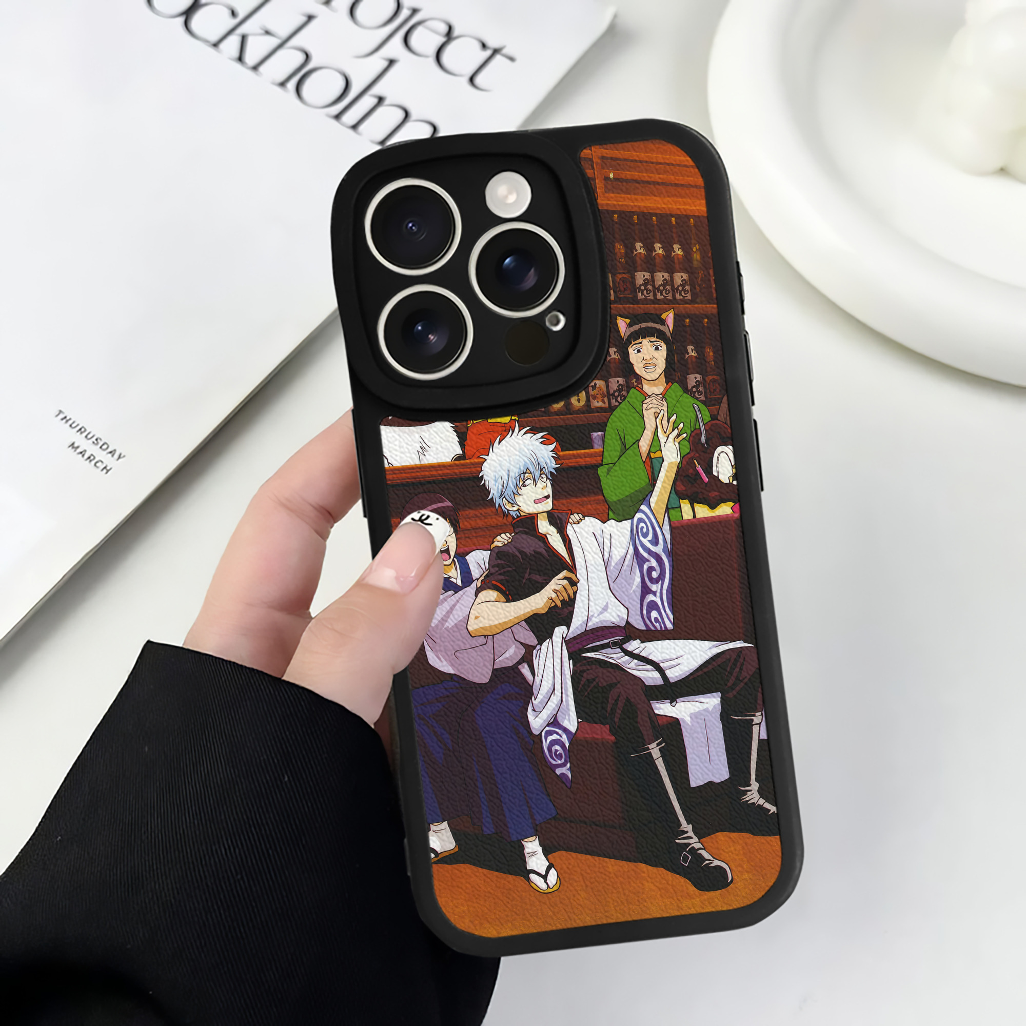 （画像用） ぎんたま 坂田銀時（さかたぎんとき） 神楽 志村新八（しむら しんぱち） GINTAMA Sakata Gintoki Kagura Shimura Shinpachi 【iPhone 16シリーズ対応】シリコンスマホケース（レザー調） 材質：シリコン